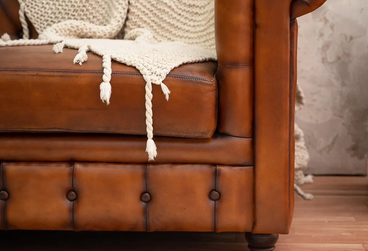 IndiFash Traditional Chesterfield 2 Seater Sofas thumbnail 4