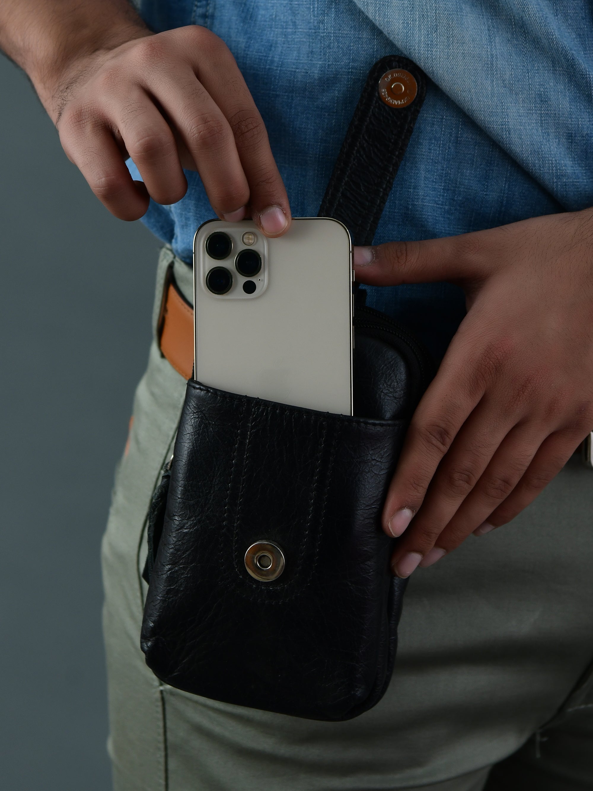 Jet-Set Organizer: Leather Phone Pouch thumbnail 4
