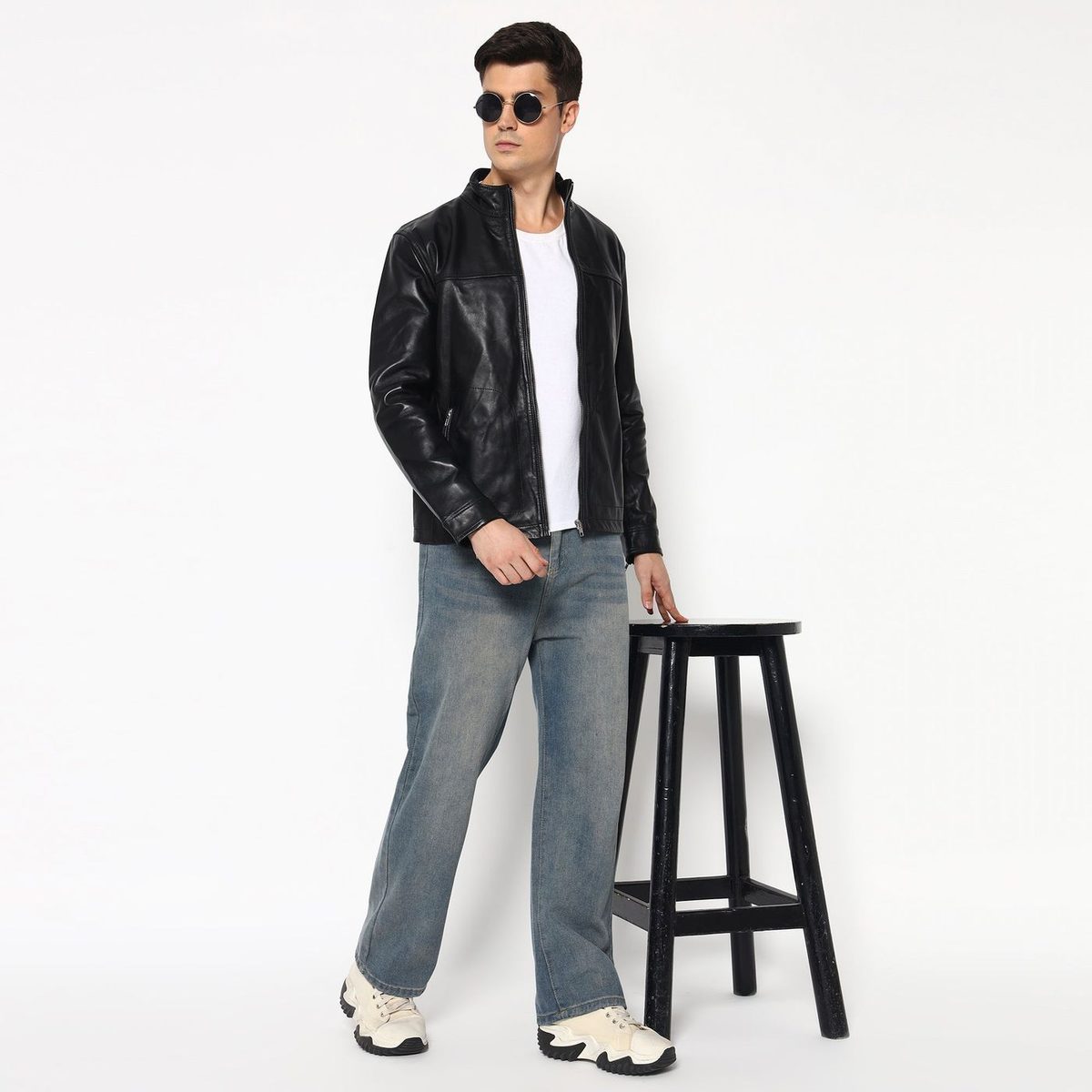Men’S Sleek Black Leather Jacket thumbnail 7