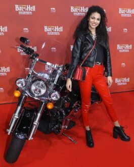 Julianna Townsend at Premiere von BAT OUT OF HELL – Leather Jacket